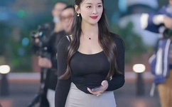 女的一边迈开腿一边喊疼